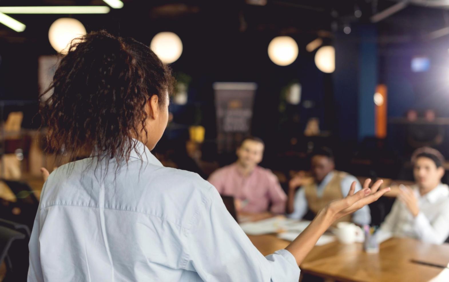 Groupe de travail collaboratif lors d'un atelier de gestion budgétaire